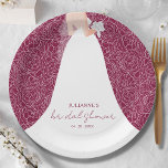 Elegante bruid op Cranberry Vrijgezellenfeest Papieren Bordje<br><div class="desc">Een bruid in haar trouwjurk over een witte roos op een cranberry (of elke kleur) achtergrond,  maakt een mooie toevoeging aan uw vrijgezellenfeest decor. OVEREENKOMENDE objecten in onze winkel.</div>