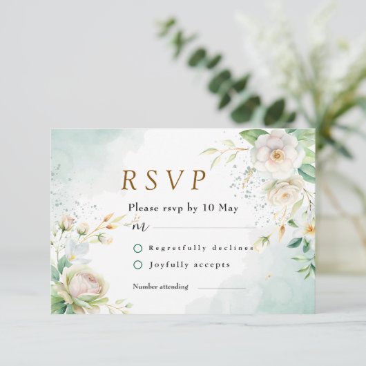 Elegante bruid witte bloemen en groene bladeren RSVP kaartje (Staand voorkant)