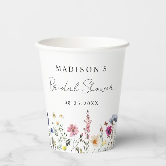 Elegante bruidsboogschutter in een bloemenweide papieren bekers (Voorkant)