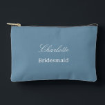 Elegante bruidsmeisje Dusty Blue Accessoire Pouch Etui<br><div class="desc">Elegante bruidsmeisje Dusty Blue Accessoire Pouch, personaliseer de naam van de bruidsmeisje, met behulp van de online personalisatie sjabloon voordat u bestelt. De personalisatie-sjabloon kan ook gemakkelijk worden gebruikt om het ontwerp voor andere huwelijksgastrollen, zoals Maid of Honor, te personaliseren door de betreffende tekst dienovereenkomstig te wijzigen voordat u aan...</div>