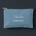 Elegante bruidsmeisje Dusty Blue Accessoire Pouch Etui<br><div class="desc">Elegante bruidsmeisje Dusty Blue Accessoire Pouch, personaliseer de naam van de bruidsmeisje, met behulp van de online personalisatie sjabloon voordat u bestelt. De personalisatie-sjabloon kan ook gemakkelijk worden gebruikt om het ontwerp voor andere huwelijksgastrollen, zoals Maid of Honor, te personaliseren door de betreffende tekst dienovereenkomstig te wijzigen voordat u aan...</div>