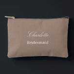 Elegante bruidsmeisje Taupe Accessoire Pouch Etui<br><div class="desc">Elegante bruidsmeisje Taupe accessoire Pouch, personaliseer de naam van de bruidsmeisje, met behulp van de online personalisatie sjabloon voordat u bestelt. De personalisatie-sjabloon kan ook gemakkelijk worden gebruikt om het ontwerp voor andere huwelijksgastrollen, zoals Maid of Honor, te personaliseren door de betreffende tekst dienovereenkomstig te wijzigen voordat u aan de...</div>