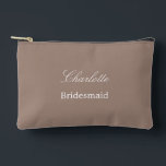 Elegante bruidsmeisje Taupe Accessoire Pouch Etui<br><div class="desc">Elegante bruidsmeisje Taupe accessoire Pouch, personaliseer de naam van de bruidsmeisje, met behulp van de online personalisatie sjabloon voordat u bestelt. De personalisatie-sjabloon kan ook gemakkelijk worden gebruikt om het ontwerp voor andere huwelijksgastrollen, zoals Maid of Honor, te personaliseren door de betreffende tekst dienovereenkomstig te wijzigen voordat u aan de...</div>