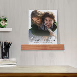 Elegante bruiloft foto aandenken fotoplankje<br><div class="desc">Laat je liefdesverhaal zien met onze Elegant Wedding Photo Block Display, de perfecte aandenken voor pasgetrouwden. Met moderne, eenvoudige typografie en een minimalistisch klassiek ontwerp combineert dit display stijlvol kalligrafiescript met een schone, eigentijdse esthetiek. Gepersonaliseerd met de namen van de bruid en bruidegom, samen met de trouwdatum en locatie, legt...</div>