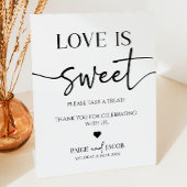 Elegante bruiloft liefde is zoete traktatie tafel reclamebord met voetstuk