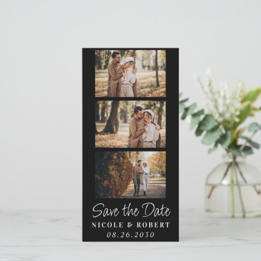 Elegante Bruiloft Monogram Fotostrip QR Code Save The Date (Staand voorkant)