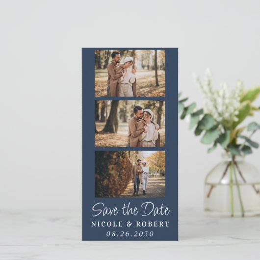 Elegante Bruiloft Monogram Fotostrip QR Code Save The Date (Staand voorkant)