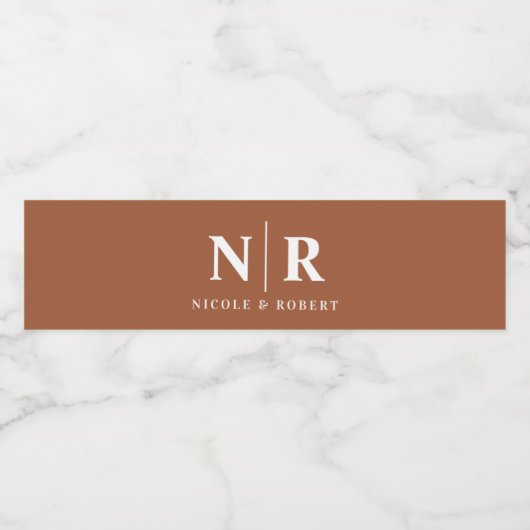 Elegante bruiloft monogram gepersonaliseerde terra waterfles etiket (Enkel label)