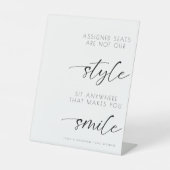 Elegante bruiloft toegewezen stoelen zijn niet onz reclamebord met voetstuk (Voorkant)