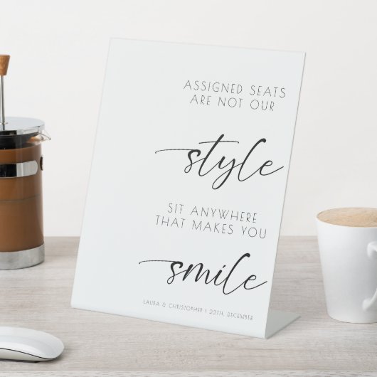 Elegante bruiloft toegewezen stoelen zijn niet onz reclamebord met voetstuk (Insitu)