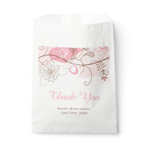 Elegante bruiloftsborrel met bloemendracht in roze