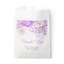 Elegante bruiloftsfeest met bloemendraai in paars