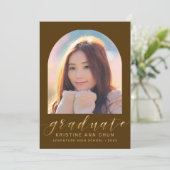 Elegante bruine boog gouden script foto afstudeerf aankondiging (Staand voorkant)
