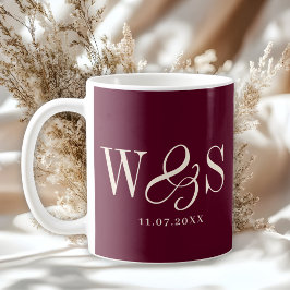 Elegante bruine huwelijksparen met initiaal koffiemok