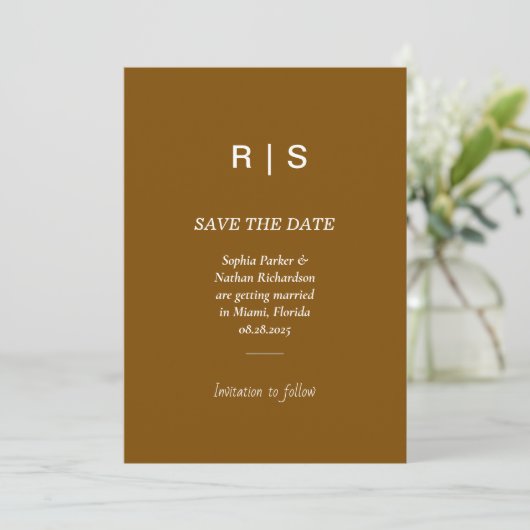 Elegante bruine monogram 'Save the Date'-kaart Save The Date (Staand voorkant)