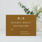 Elegante bruine monogram trouw-RSVP kaart (Staand voorkant)