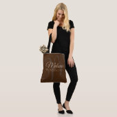 Elegante bruine tas met haar naam en initiaal (Op model)