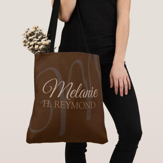 Elegante bruine tas met haar naam en initiaal (Dichtbij)