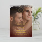 Elegante bruine trouwfoto met gouden initialen folie uitnodiging (Staand Voorkant)