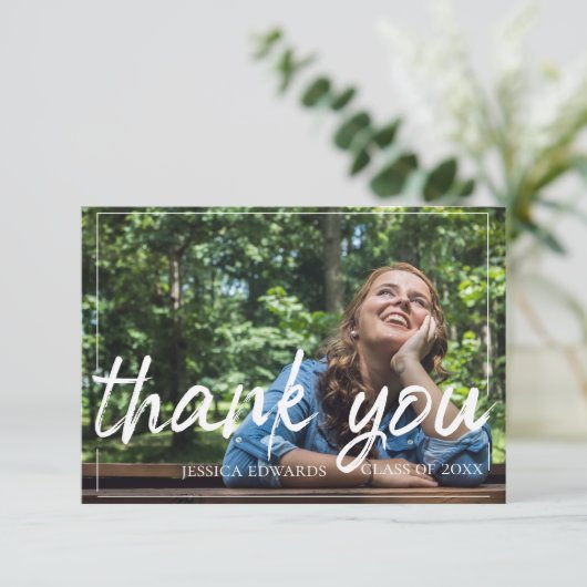 Elegante Brush Font Tekst Overlay Afstuderen Foto Bedankkaart (Staand voorkant)