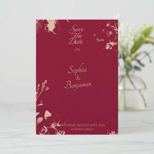 Elegante Burgundy en Gouden Bloemen Save the Date Kaart (Staand voorkant)