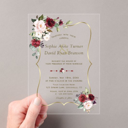 Elegante Burgundy Roze Bloemen Gouden Bruiloft Acryl Uitnodigingen (Insitu (Draagbaar))