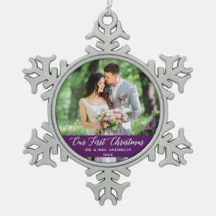 Elegante Calligrafie Onze Eerste Kerstmis Paars Tin Sneeuwvlok Ornament