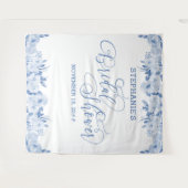 Elegante Calligraphy Stofblauw Bruidsuitnodiging Wandkleed (Voorkant (horizontaal))