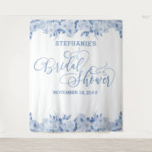 Elegante Calligraphy Stofblauw Bruidsuitnodiging Wandkleed (Voorkant)