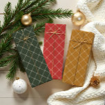 Elegante Chic Minimal Christmas Bow Ribbon Patroon Inpakpapier Vel<br><div class="desc">Verhoog uw vakantie cadeau-geven met onze Elegant Chic Christmas Bow & Ribbon Patroon Groen, rood, en goudgeel inpakpapier vellen. Dit luxe inpakpapier heeft een prachtig kerstboegontwerp verweven met een verfijnd diagonaal lint diamantpatroon, waardoor een prachtig visueel effect ontstaat. De rijke groene, rode en goudgele achtergrond voegt een vleugje elegantie en...</div>