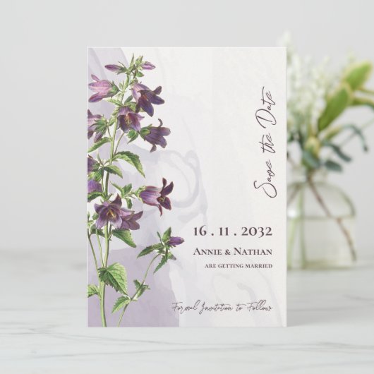 Elegante Chic Paarse Bloemen Fotoscript Trouwen Save The Date (Staand voorkant)