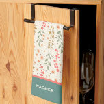 Elegante chique  bloemenpatroon Aangepaste naam Theedoek<br><div class="desc">Chique gepersonaliseerde bloemmotief Moderne keukenhanddoek. Deze kleurrijke bloemenkeukenhanddoeken zijn perfect om een pop kleur aan uw keuken toe te voegen. Maak ze uniek voor u door jouw naam of favoriete offerte toe te voegen. Of je nu een doorgewinterde chef-kok bent of een aspirant huiskok, deze handdoeken zijn de perfecte metgezel...</div>
