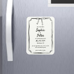 Elegante chique strik tijdloze bruiloft bewaar de  magneet<br><div class="desc">Kondig uw speciale dag aan met onze Elegante zwart-wit lint bruiloft Save the Date Magnet. Dit verfijnde ontwerp, met een klassiek handgeschreven lettertype en een charmante lint en boogrand, is perfect voor koppels die op zoek zijn naar een tijdloze en verfijnde esthetiek. Personaliseer uw gegevens en maak indruk op uw...</div>