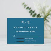 Elegante Classic Blue Monogram Wedding RSVP Kaart (Staand voorkant)