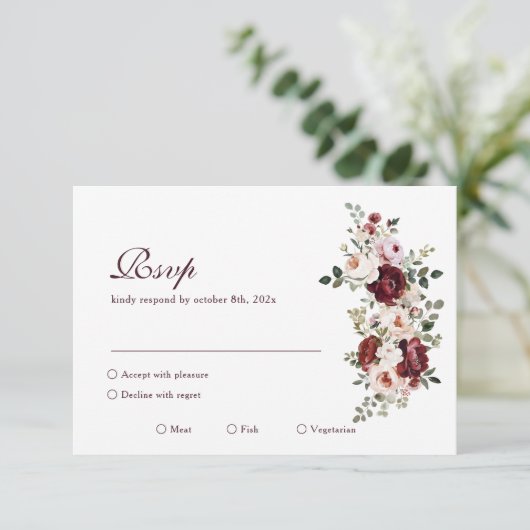 Elegante Classic Bourgondische Roos bruiloft RSVP Kaartje (Staand voorkant)