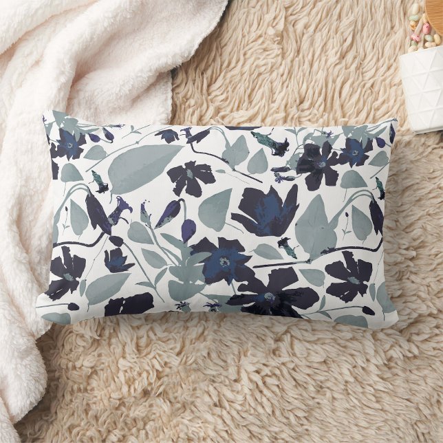 Elegante Clematis Vine Bloemen Waterverf Kussen (Clematis Vine Elegant Blue Gray Flowers home decor pillow from Studio Posies. )