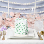 Elegante Cloverpatroontent 4x2x5 Bedankdoosjes<br><div class="desc">Maak een statement met deze Elegante Cloverpatroontent Favor Dozen,  formaat 4x2x5 inch. Met een verfijnd klaverontwerp zijn ze perfect voor bruiloften,  feesten en St. Patrick's Day-evenementen. Ruim en stijlvol,  deze tentdozen bevatten lekkernijen of cadeaus met een charmante,  feestelijke touch.</div>