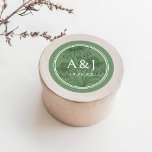 Elegante Coneflower Botanical Sage Green Wedding Ronde Sticker<br><div class="desc">Deze elegante bruiloft sticker heeft een mooie salie groene achtergrond,  handgetekende coneflower illustratie,  en  geïnspireerde typografie. Dit ontwerp zou een fantastische keuze zijn voor een lente-,  zomer- of herfstbruiloft. Zie het collectie voor het coördineren van items!</div>