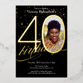Elegante Confetti Zwart Goud Foto 40e Verjaardag Folie Uitnodiging (Voorkant)