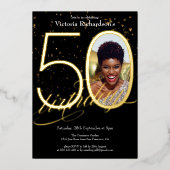 Elegante Confetti Zwart Goud Foto 50e Verjaardag Folie Uitnodiging (Voorkant)
