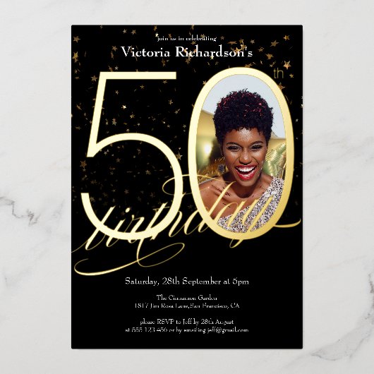 Elegante Confetti Zwart Goud Foto 50e Verjaardag Folie Uitnodiging (Voorkant)