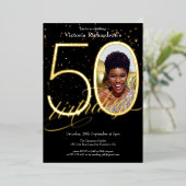 Elegante Confetti Zwart Goud Foto 50e Verjaardag Folie Uitnodiging (Staand Voorkant)