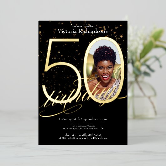Elegante Confetti Zwart Goud Foto 50e Verjaardag Folie Uitnodiging (Staand Voorkant)