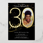 Elegante Confetti Zwart Gouden Foto 30e Verjaardag Folie Uitnodiging (Voorkant)