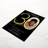 Elegante Confetti Zwart Gouden Foto 30e Verjaardag Folie Uitnodiging (Gedraaid)