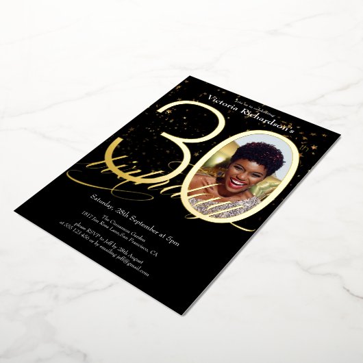 Elegante Confetti Zwart Gouden Foto 30e Verjaardag Folie Uitnodiging (Gedraaid)