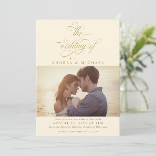 Elegante Crème Gouden Kalligrafie Foto Bruiloft Kaart (Staand voorkant)