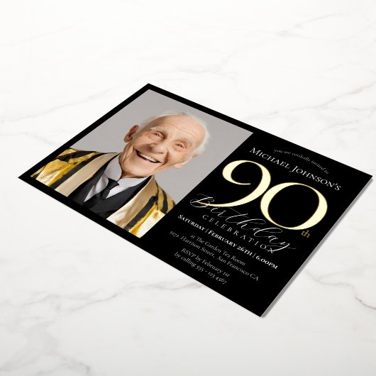 Elegante Custom Foto Zwart Goud 90e Verjaardag Folie Uitnodiging (Gedraaid)