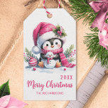 Elegante Custom Merry Christmas Pink Schattigee Pi Cadeaulabel<br><div class="desc">Deze gepersonaliseerde witte en roze kerstcadeau-tags met een "Merry Christmas" groeten zijn voorzien van een schattige pinguïn op een witte achtergrond. De sjabloon maakt het gemakkelijk om uw familienaam en jaar te typen.</div>