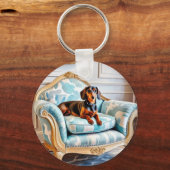 Elegante Dachshund op luxe armstoel met monogram Sleutelhanger (Voorkant)